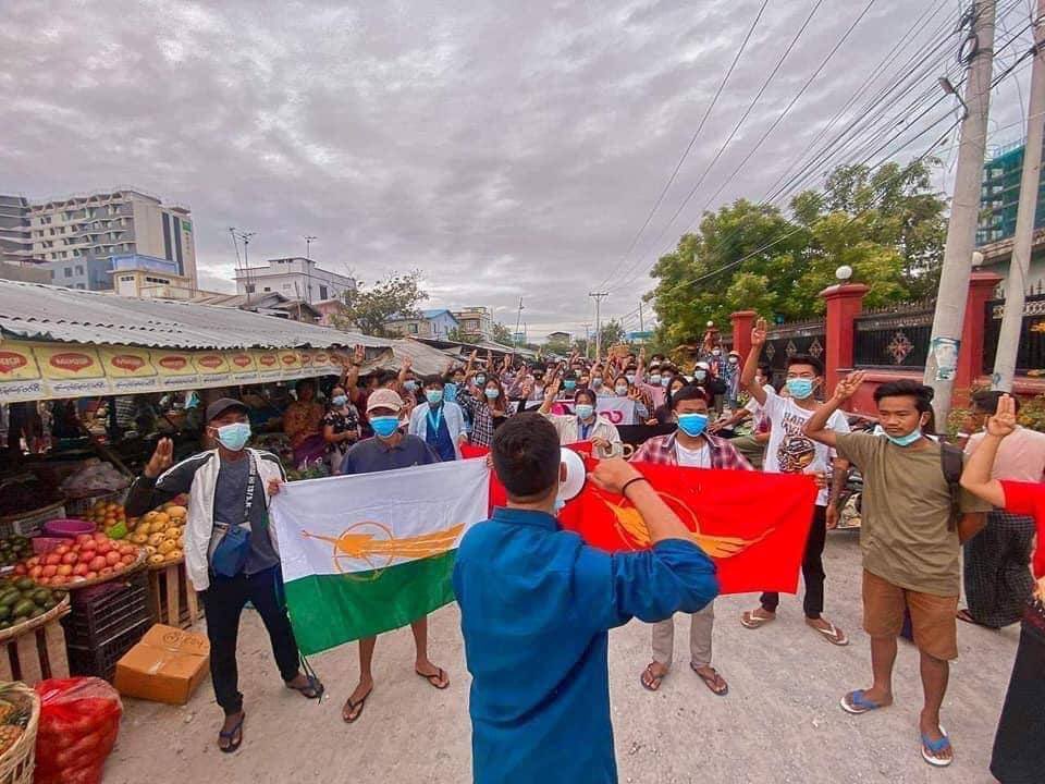 don_msi's tweet photo. On the morning of July 2, a protest was demonstrated against the military dictatorship at a market by the alliance of peopl in #Mandalay. 
#July2Coup #WhatsHappeninglnMyanmar https://t.co/Rl5Dnhw5kX