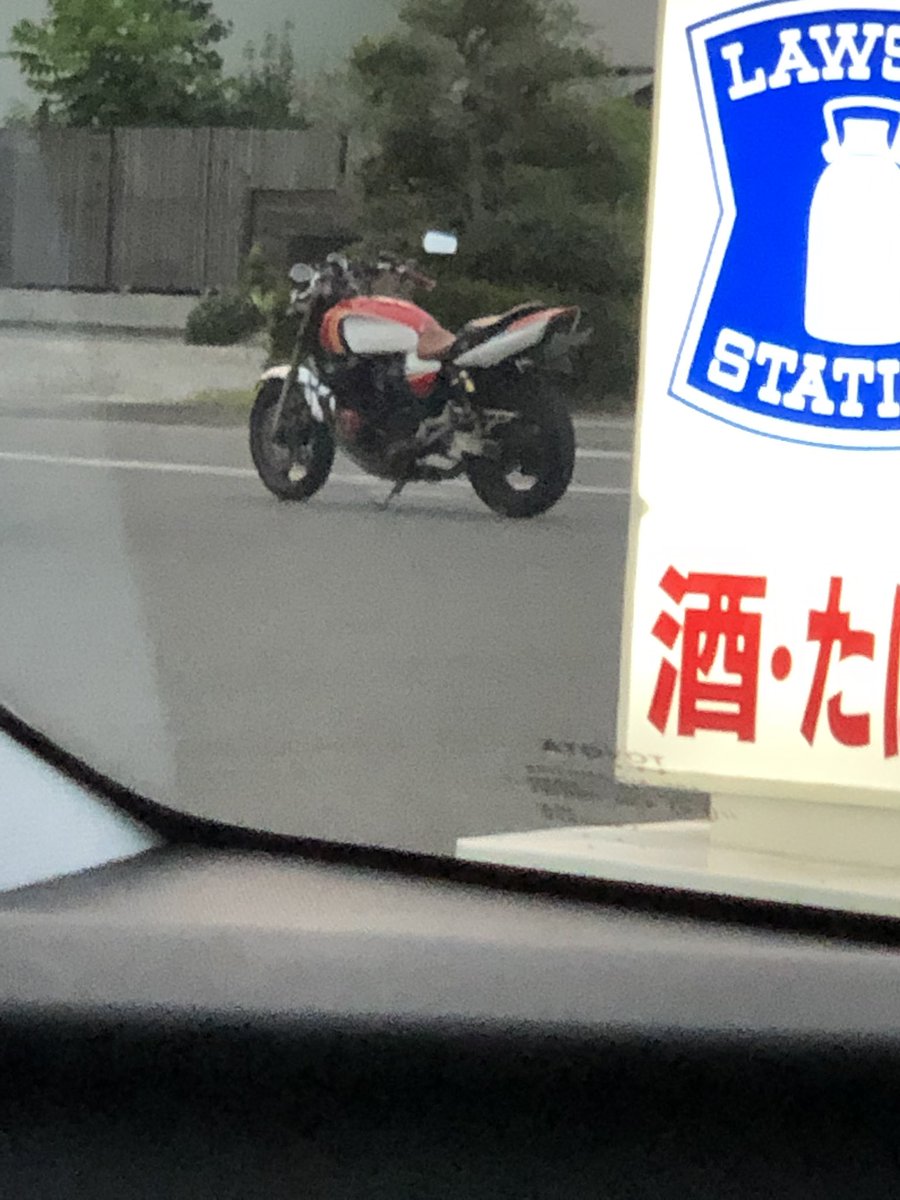 gx710331's tweet photo. なんか盗難でリツイートで
回ってきたなーと思いつつ
一応写真撮ったけど
フェンダーとかホイールが違うなー https://t.co/bBnITZvlhg
