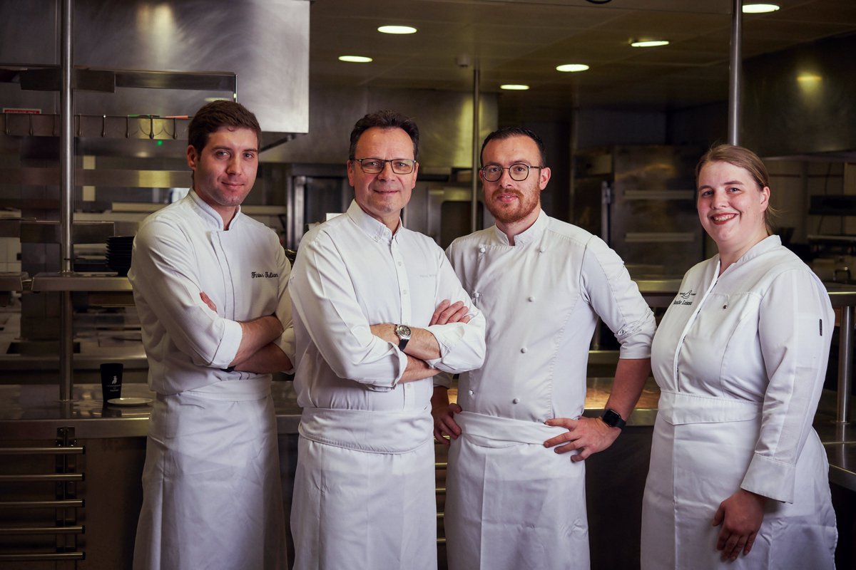 BernardLoiseau's tweet photo. La #dreamteam du restaurant 2* #Michelin La Côte d'Or à Saulieu : (d g. à d.) Julian, #PatrickBertron Chef exécutif du groupe #BernardLoiseau , Aymeric, #BlancheLoiseau. Consultez la carte d'été : https://t.co/UqkGjpCchY @LGTDM @RelaisChateaux #michelin #gaultetmillau #lacotedor https://t.co/4v31GOpGK0