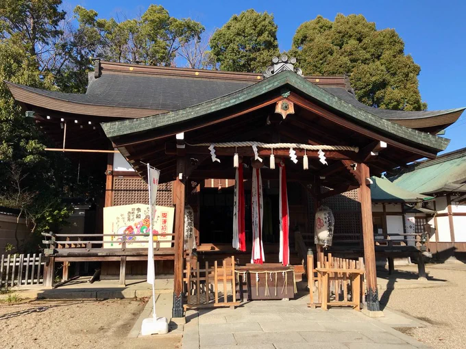 三輪坐恵比須神社(奈良県桜井市)
大神神社境外末社
社格は村社
祭神は八重事代主命・八尋熊鰐命・加夜奈流美命
三輪山の南麓にあった日本最初の市場・海柘榴市の守護神として祀られていたが、延長4年(926)の大雨で初瀬川が氾濫し、市はこの地へ移された
恵比寿信仰の本源として信仰される 