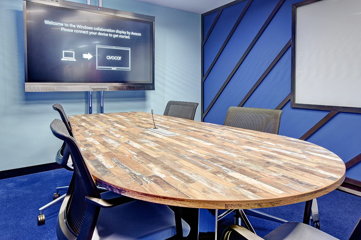 Bespoke teleconferencing set up within our latest install featuring a unique shape to allow all users to see the screen, a special laminate finish and in-desk electrics. See the full case study online: flexiform.co.uk/case-studies/h…