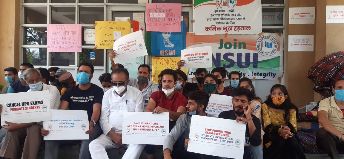 NSUIHimachal's tweet photo. हिमाचल के जिला कांगड़ा में NSUI द्वारा छात्रों की मांगों को लेकर चलाई जा रही भूख हड़ताल  में पहुंचे हिमाचल प्रदेश कांग्रेस रिलीफ कमेटी के अध्यक्ष श्री @GSBaliHp जी उन्होने हड़ताल में बैठे छात्रों को प्रोत्साहित किया व उनका मनोबल बढ़ाया।
#onlineexamsrequired https://t.co/OIpvaKyBQt