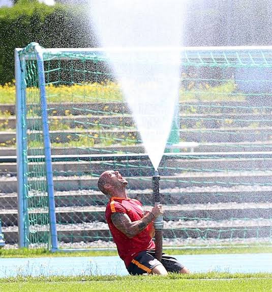 Gözümde canlanır koskoca mazi..