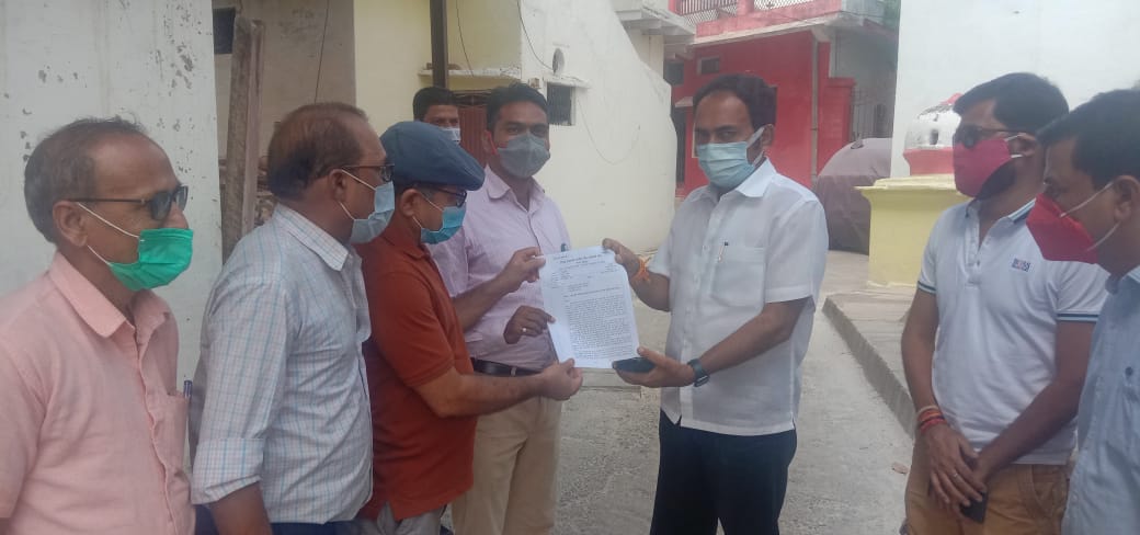 anupma945's tweet photo. Handing over memorandum to honorable #खनिजमंत्री #ministerMp
@bhadoriabjp 
@ChouhanShivraj @cooperativedept @CollectorPanna @SanjayMishraIAS https://t.co/ss3kAv705a