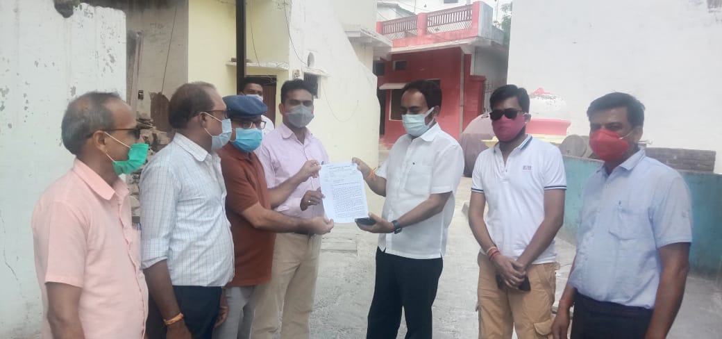 anupma945's tweet photo. Handing over memorandum to honorable #खनिजमंत्री #ministerMp
@bhadoriabjp 
@ChouhanShivraj @cooperativedept @CollectorPanna @SanjayMishraIAS https://t.co/ss3kAv705a