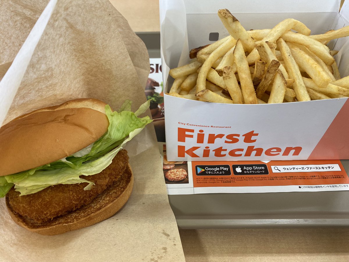 chobi_trip's tweet image. 17年乗った🚙車ともうすぐお別れ。車内清掃をしたらニッコリ微笑んだ気がした。無事故おつかれさまでした🥺

お腹すいたのでファーストキッチンで海老レタスバーガーとポテト。ポテトは500円でてんこ盛り！めちゃお得🤩
#firstkitchen