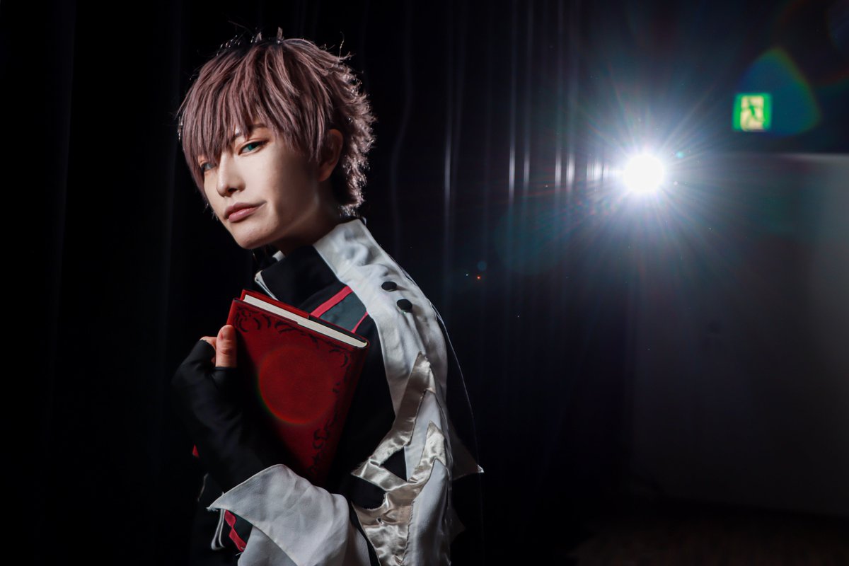 yu__ya____'s tweet photo. ※cosplay A3! / 皆木綴 as マーリン
(春組第五回公演 Knights of Round Ⅳ THE STAGE)

　ふぅ……
　　　　… よし
　
　「　さぁ、僕の出番のようだ　」

 (   舞台裏　)

📷photo : 海月さん
💻皆木綴: ゆうや https://t.co/pEV646fbem