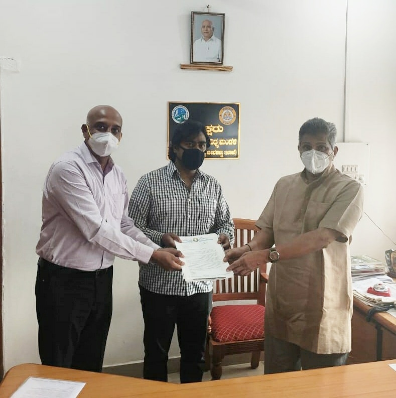 Namma_Bengaluru's tweet photo. Namma Bengaluru Save trees campaign @Namma_Bengaluru & @vijayvruksha met #AnantHegdeAshisar,Chairman, #KarnatakaBiodiversityBoard & requested to organise a joint visit with all stakeholders to the #SinganayakanahalliLake.
#save6316trees
Follow us & stay tuned for more updates. https://t.co/243G0J4uwl