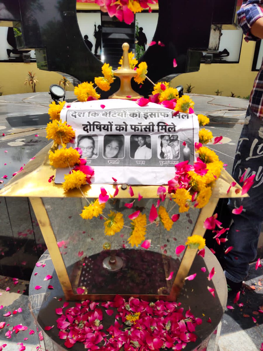 Banswara_Nsui's tweet photo. अखिल राजस्थान अनुसूचित जाति जनजाति छात्र संघ के जिलाध्यक्ष प्रकाश जी बामणिया के नेतृत्व में महामहिम राष्ट्रपति के नाम जिला कलेक्टर बांसवाड़ा को मध्यप्रदेश के देवास जिले एक ही परिवार के सामूहिक हत्याकांड के दोषियों को मृत्युदंड देने को लेकर ज्ञापन दिया। https://t.co/xcc0WhQ5lc