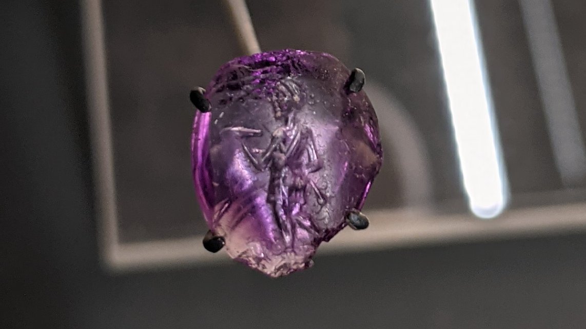 SkiptonTownHall's tweet photo. One of the star objects of our new displays at Craven Museum is this amethyst intaglio found in Hellifield.
Made during the Roman Empire, it was found in a Bronze Age barrow in 1885. It’s thought it may have been placed there as an offering.
1/2
#Skipton #RomanArchaeology https://t.co/EhgsFjQS1q