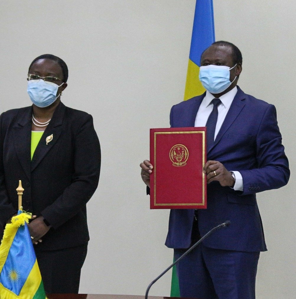 EnvironmentRw's tweet photo. #Rwanda has secured a funding agreement of $33.8M with @theGCF through @IUCN for transforming Eastern Province through adaptation. #GreenRwanda

Minister of @RwandaFinance @undagijimana represented the GoR in signing ceremony w/ @TheGCF @yannickglemarec, @IUCN and @Enabel_Belgium https://t.co/wEdljyVDrZ