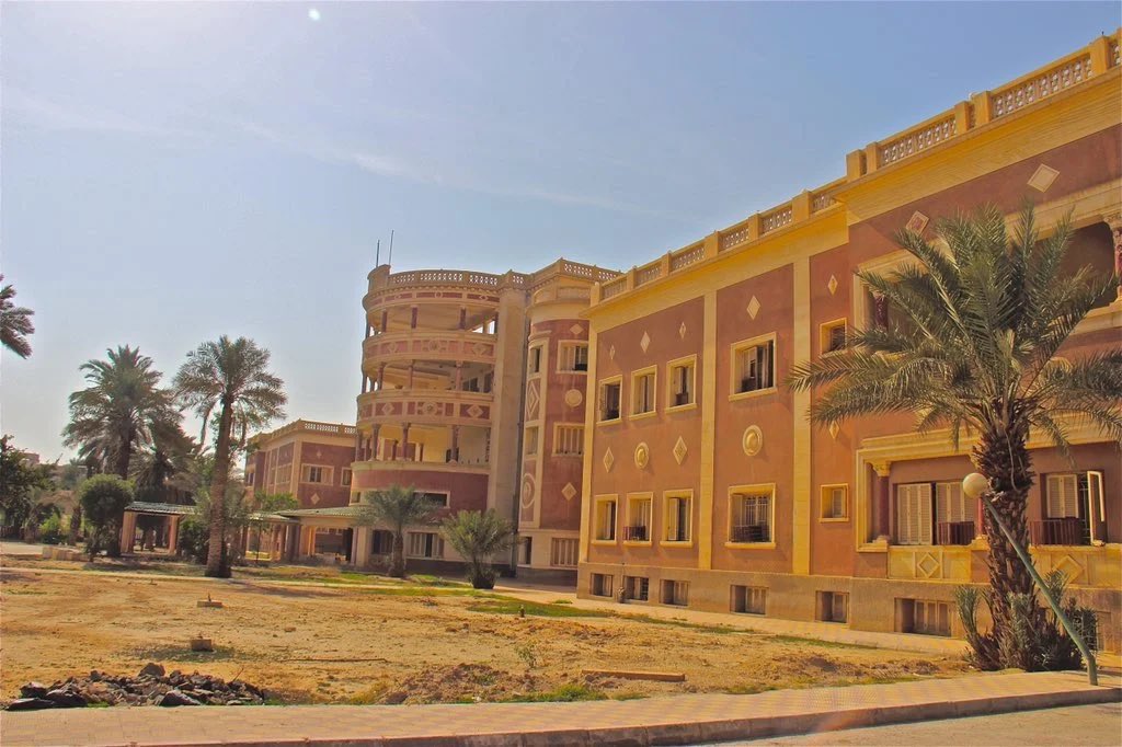 #مسابقة_ابوناصر  القصر الأحمر..وسط الرياض ..
بناه الملك عبدالعزيز رحمه الله
لابنه سعود في عام 1942
ويعتبر أول قصر لفترة مابعد النفط والقصر جدا رائع الى الآن شكله جميل اول مبنى بالإسمنت والحديد <a href="/Turki_alalshikh/">TURKI ALALSHIKH</a>