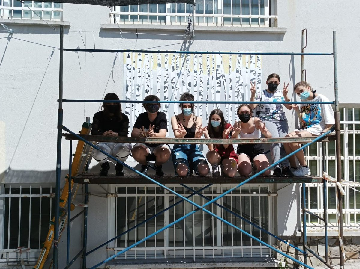 iesbergidum's tweet photo. MURALES FIN DE CURSO
Hemos clausurado el curso con la realización de dos maravillosos murales que comenzó el alumnado del Taller de Artes Plásticas de 3º ESO.
Sigue leyendo en PROYECTO BERGIDUM: https://t.co/IaEj0GM9PV #iesbf https://t.co/jQGCeMgf9k