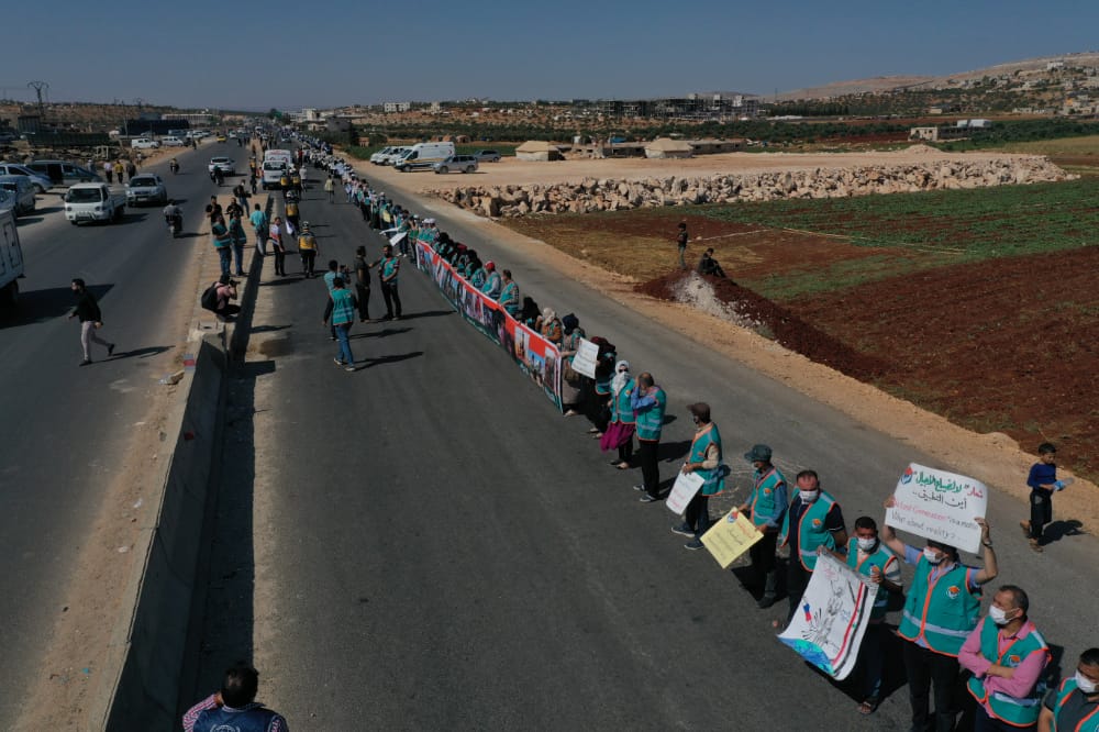 SaedCharity's tweet photo. يشارك فريق هيئة ساعد الخيرية اكثر من 2500 شخص من المتطوعين والعمال الإنسانيين والكوادر الطبية في اكثر من 54 منظمة انسانية تعمل  شمال غرب سوريا في أطول "سلسلة بشرية" بطول 5 كلم على طريق معبر باب الهوى للمطالبة بتمديد قرار إدخال المساعدات الإنسانية عبر الحدود وإنقاذ شريان الحياة https://t.co/qYunfhImZd