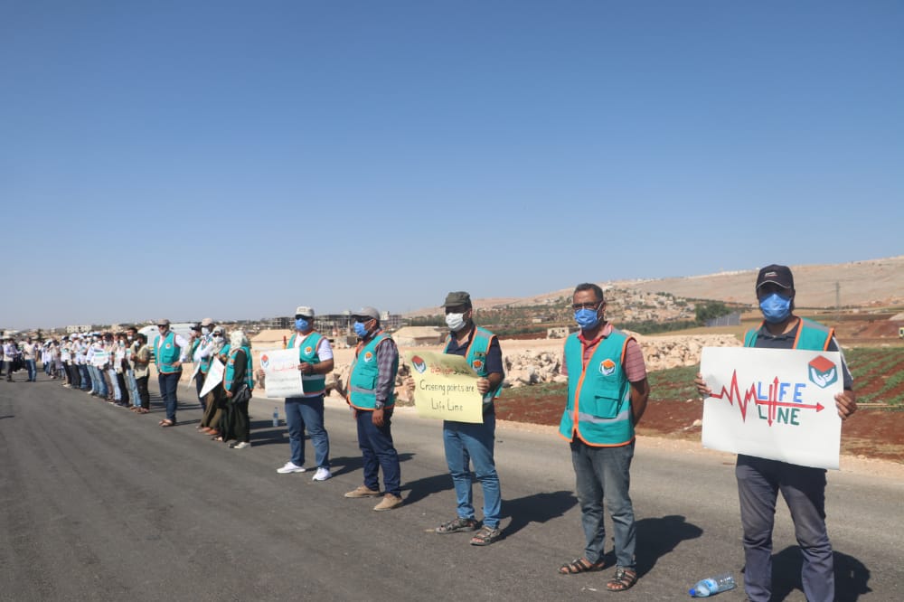SaedCharity's tweet photo. يشارك فريق هيئة ساعد الخيرية اكثر من 2500 شخص من المتطوعين والعمال الإنسانيين والكوادر الطبية في اكثر من 54 منظمة انسانية تعمل  شمال غرب سوريا في أطول "سلسلة بشرية" بطول 5 كلم على طريق معبر باب الهوى للمطالبة بتمديد قرار إدخال المساعدات الإنسانية عبر الحدود وإنقاذ شريان الحياة https://t.co/qYunfhImZd