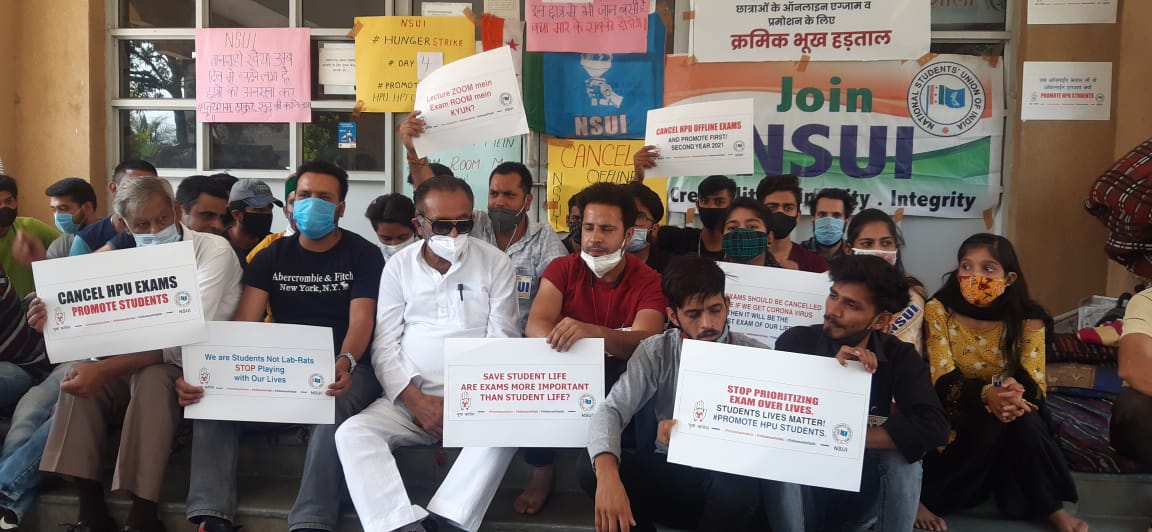 KangraNsui's tweet photo. #hungerstrikeday4
छात्रों की मांग को लेकर जिला कांगड़ा में धर्मशाला डीसी कार्यालय के बाहर भूख हड़ताल में बैठे हुए जिला कांगड़ा अध्यक्ष पुनीत धीमान व एनएसयूआई कार्यकर्ता का पूर्व परिवहन मंत्री जी.एस .बाली जी ने मनोवल बढाया ।
छात्र संगर्ष जारी रहेगा ।
जय nsui🇮🇳🙏 https://t.co/kYncNpC2Yx