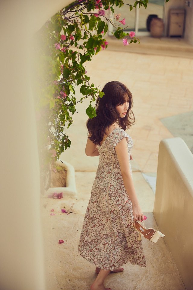 ロングワンピースHerlipto Lace Trimmed Floral Dress