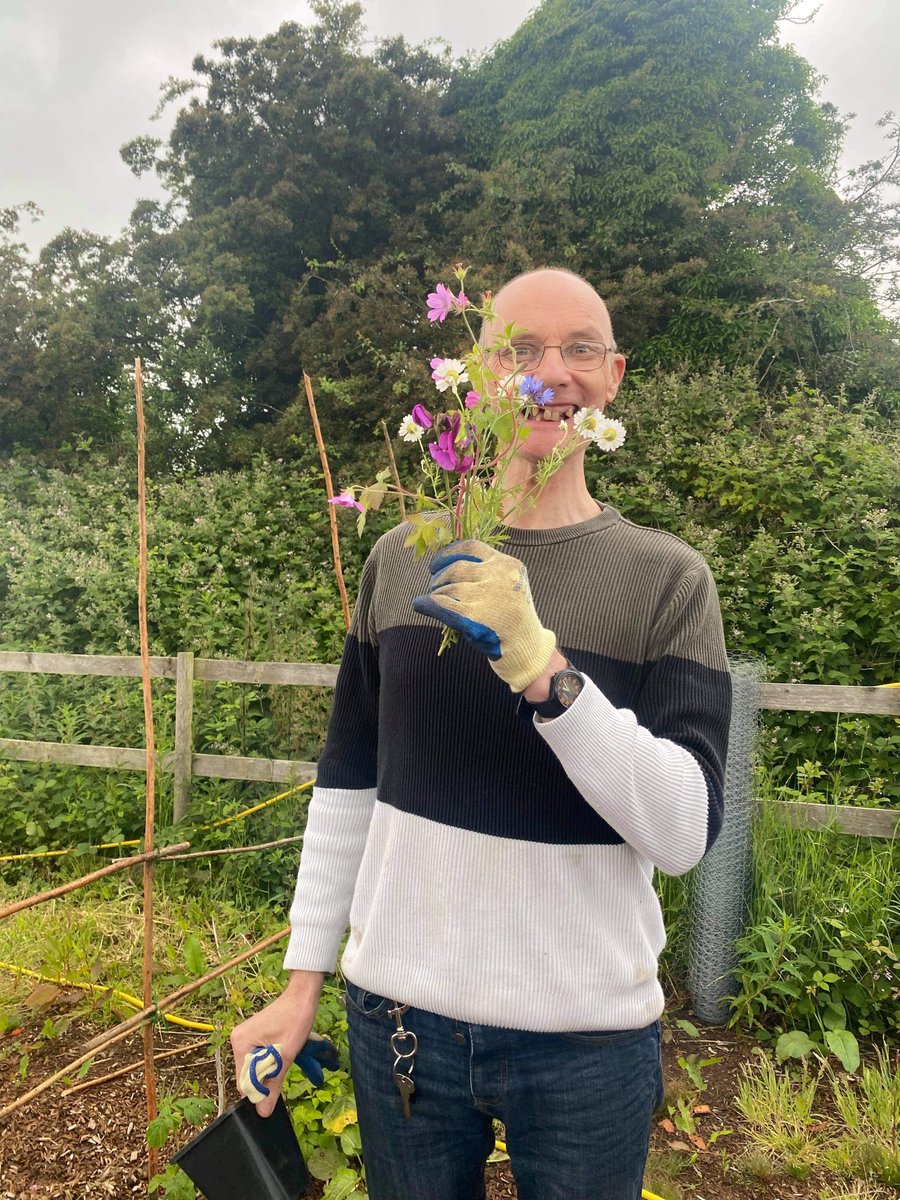 JeesalGroup's tweet photo. Les and Paul bringing home some of the things they are growing at Bumblebarn. 

#norfolk #flowers https://t.co/qFBh4zTlz4