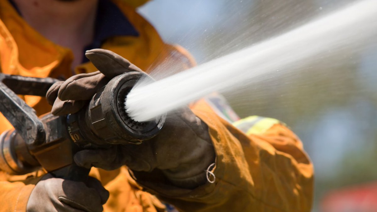 georginafire's tweet photo. #FridayFireFact – When water is put on a fire the water droplets can expand 1700 times creating steam and absorbing the heat of the fire. Once you remove the heat the fire will go out. #Firefighting https://t.co/3Q7BCys2El