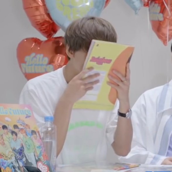 renjeonah's tweet photo. jisung's reaction after seeing haechan kiss renjun's photo is so funny help 😭😭😭 https://t.co/jbgjXwELam