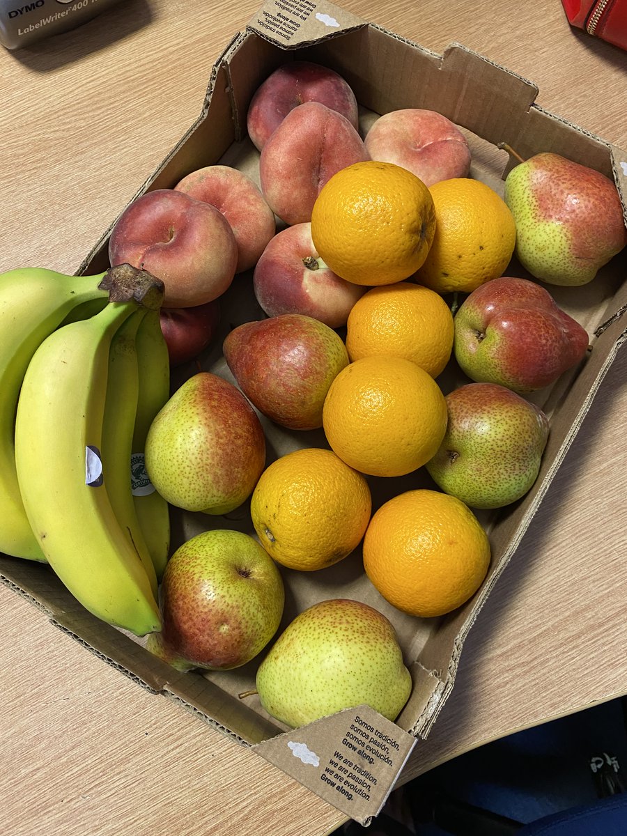 ClearviewSecUK's tweet photo. We are feeling appreciated at Clearview today 😃🍊🍐🍎🍏😊 #ThankYou #SecurityServices #Goodies #Gift https://t.co/2ENrb4fEdw