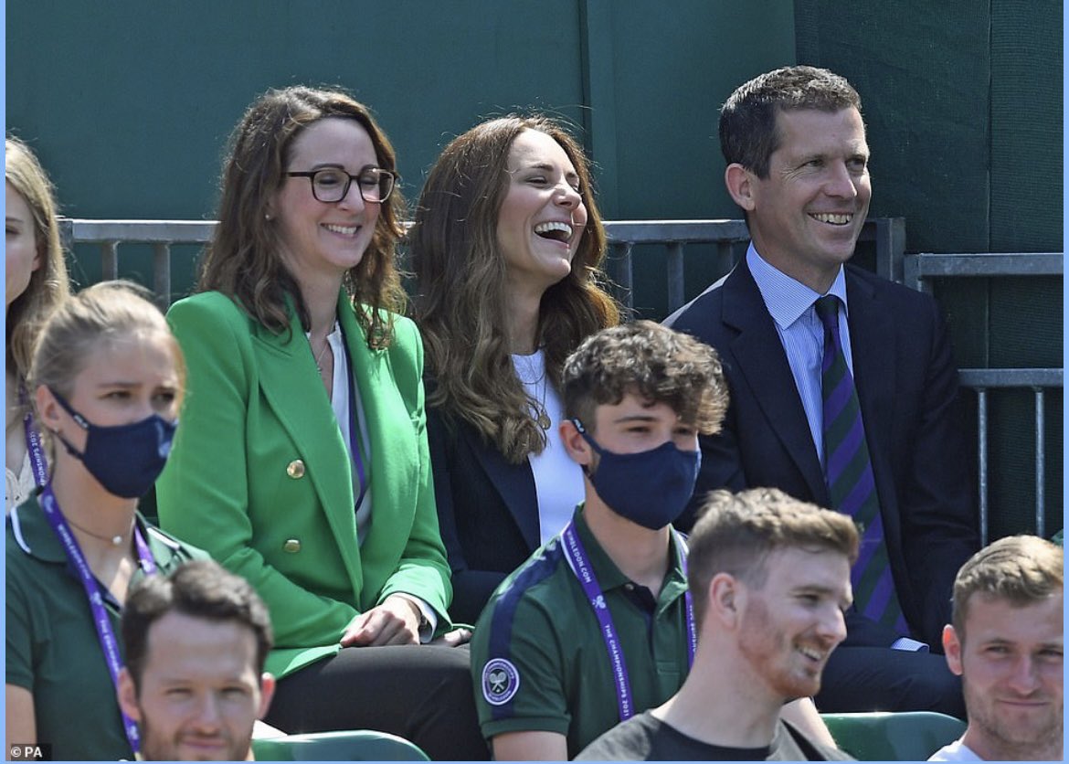 JuliaHB1's tweet image. God but this makes me angry. All the rich people are happily enjoying Wimbledon without wearing masks while the staff and the ball girls &amp;amp; boys are forced to cover their faces.

Once again, it's one rule for them, another rule for the rest of us. 

End this insanity now.