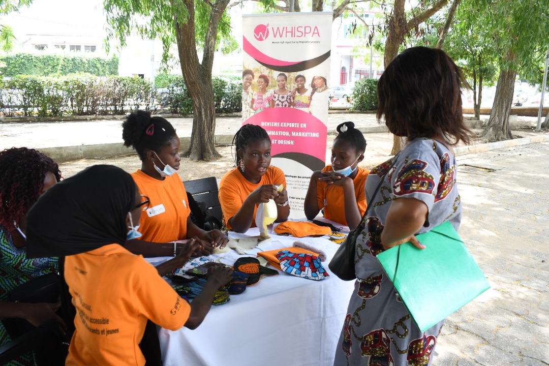 L'entrepreneuriat est un bon moyen pour les femmes de s'exprimer et de réaliser leur plein potentiel. 
Nous sommes au deuxième jour de l'exposition grand public dans le cadre du #ForumGenerationEgalite à la place des martyrs
Les visites de stand se poursuivent!
#wasexo #Team229