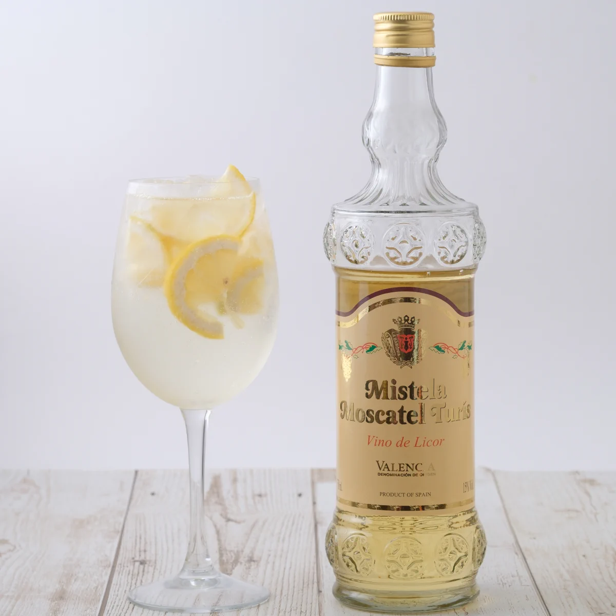カルディのワイン『ミステラ』に注目！炭酸水とレモン汁でハニーレモネードに大変身！