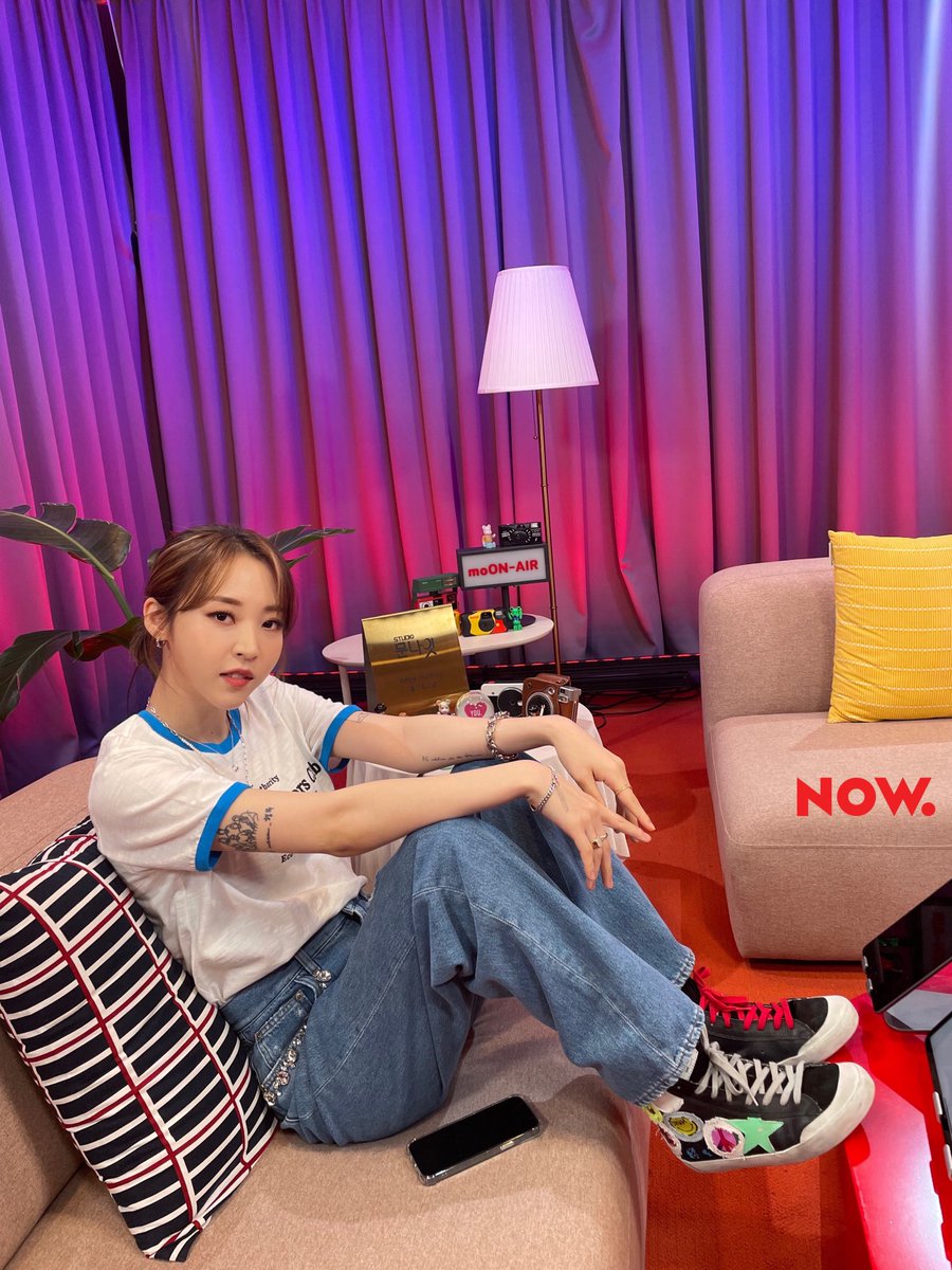npop_zip's tweet photo. #studio문나잇 7월 첫 금밤은 #문터뷰 OPEN🌙 싱어송라이터 #SOLE 과 음��/작업/일상 얘기 실컷 나누고 LIVE도 들을 예정🎙 #쏠 님 라이브에 문대표(#마마무 #문별) 녹는 거 같이 보실 분?🤭 #NOW온에어 #MAMAMOO #MoonByul 보쇼🧊바로보기https://t.co/OnKl5ncYlw https://t.co/ALbVlJDNNI