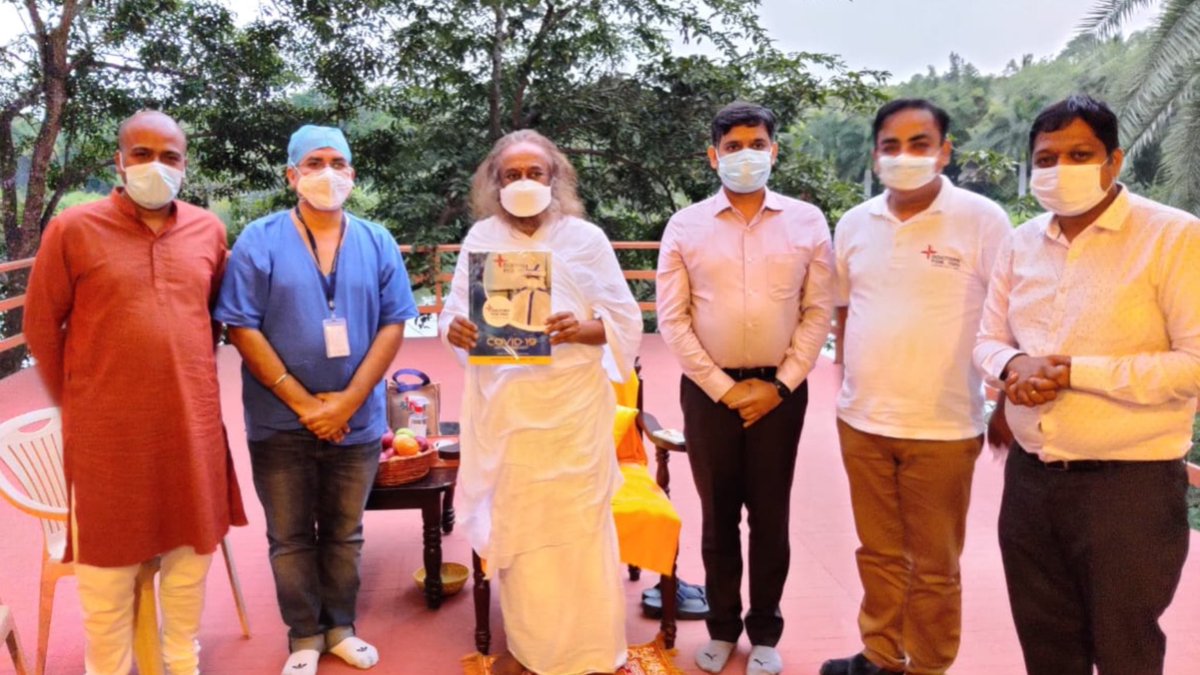 Gurudev's tweet image. On the occasion of #DoctorsDay, met with a dedicated group of doctors @DFYIndia who have worked tirelessly during pandemic.
It is a pleasure to see this organisation grow in past 14 years. They were always available for relief work during the calamities.