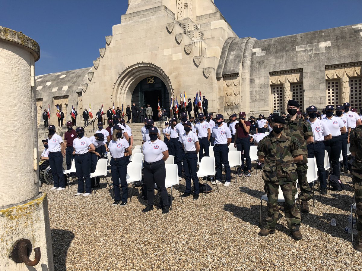HuartJean's tweet photo. « Après Verdun, le « plus jamais ça » pouvait s’engager ds nos destins communs » 
A l’occasion du 105è anniv de la bataille de Verdun les jeunes du @snujemengage ont assisté à la cérémonie présidée pr le premier Ministre. 
Forte émotion chargée d’Histoire et Europe
#DevoirMemoire https://t.co/gYsf6yVAlI