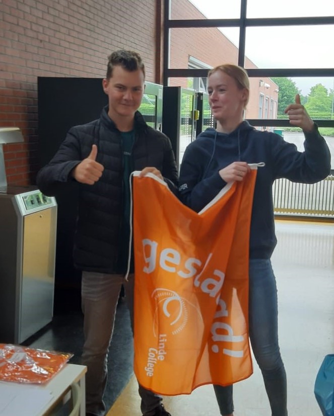 LindeCollege1's tweet photo. Altijd een bijzonder moment om de blije gezichten te zien van leerlingen die net te horen hebben gekregen dat ze geslaagd zijn voor hun eindexamen!

#eindexamen #feest #vmbo #havo #vwo #tweedetijdvak #nunoghetderde #geslaagd https://t.co/lkGOqoRE4f