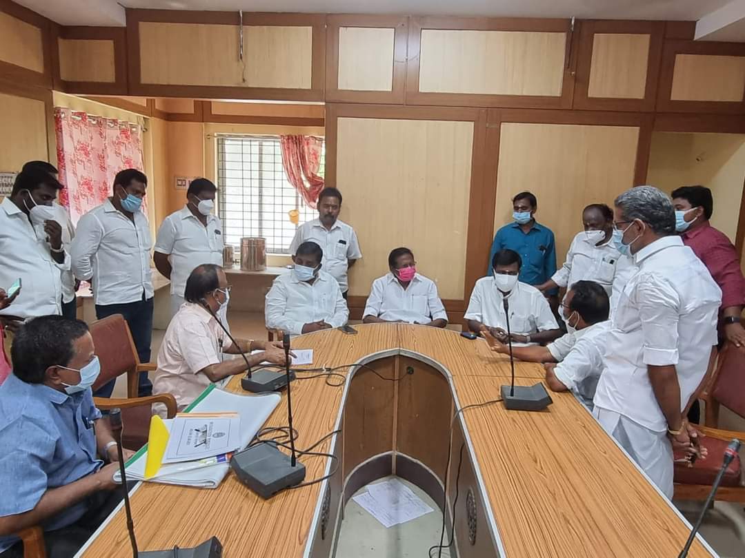 Nivedhamurugan_'s tweet photo. நாகை வடக்கு மாவட்டம் மயிலாடுதுறை 
நகராட்சியில் பாதாள சாக்கடை , சாலை சீரமைப்பு மற்றும் மயிலாடுதுறை மாவட்டத்தின் நீண்டநாள் கோரிக்கையான புதிய பேருந்து நிலையம் அமைக்க அதற்கான நிலை குறித்து ஆணையரிடம் ஆய்வு செய்தபோது உடன் மயிலாடுதுறை சட்டமன்ற உற��ப்பினர் திரு ராஜ்குமார் அவர்கள் https://t.co/d0oT6uYpWK