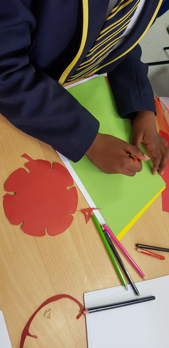 ststephensSW8's tweet photo. Year 5 have been learning about the #Tudors in their History Lesson. In Art they have designed a #TudorRose and used various materials to bring their sketches to life. #StStephensLearning #StStephensArt #StStephensHistory #ArtAndDesign #Creativity #TheTudors https://t.co/hwZtVWXelu
