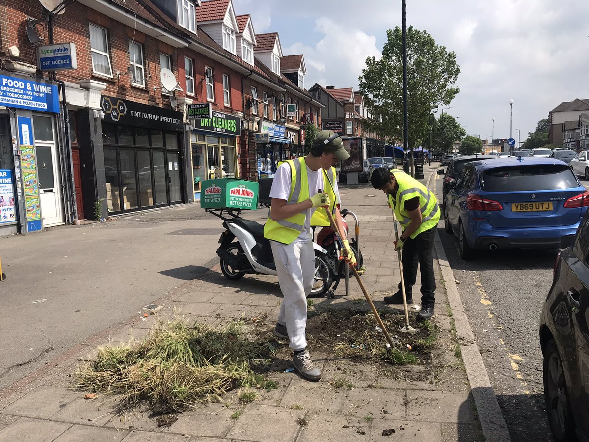 AjayHMaru's tweet photo. Street cleaning in #KentonWest #HarrowEast once again a BIG Thank you to our #TheCleanTeam @harrow_council https://t.co/G4ZmSEjwF5