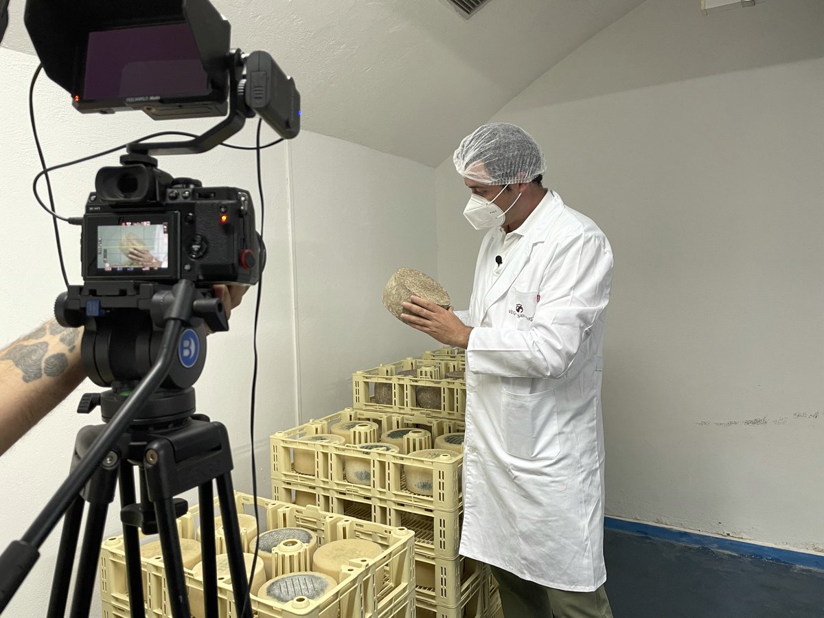 livestockspain's tweet photo. 🎥🇪🇸 @LGFSExportGen se desplazó ayer por la mañana a @EMAGANADERA y a la ganadería @vegadesanmartin para conocer más sobre la raza caprina #murcianogranadina en el marco de las grabaciones para el proyecto de #ExportGen.
🙌🏻 ¡Muy pronto veréis el resultado de estas grabaciones! https://t.co/rItFBCw0gZ