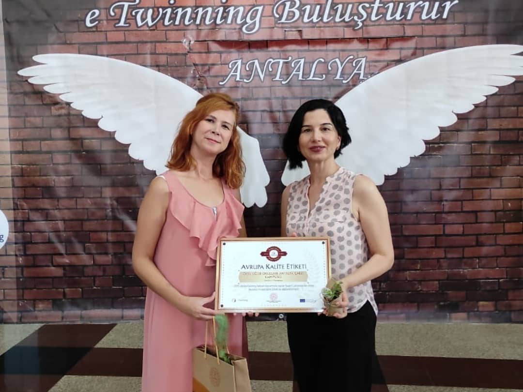 UOCalli's tweet photo. 2020 yılında eTwinning faaliyetleri kapsamında yapılan başarılı çalışmalardan dolayı okulumuz "Avrupa Kalite Etiketi" ile ödüllendirilmiştir. Kampüsümüz adına alınan ödülü İlkokul Zümre Başkanı Seçil Kesdi Kampüs Müdürümüz Sn. Hatice Şenverdi'ye takdim etti.
#UmakesUglobal https://t.co/GNSPG8fdlZ