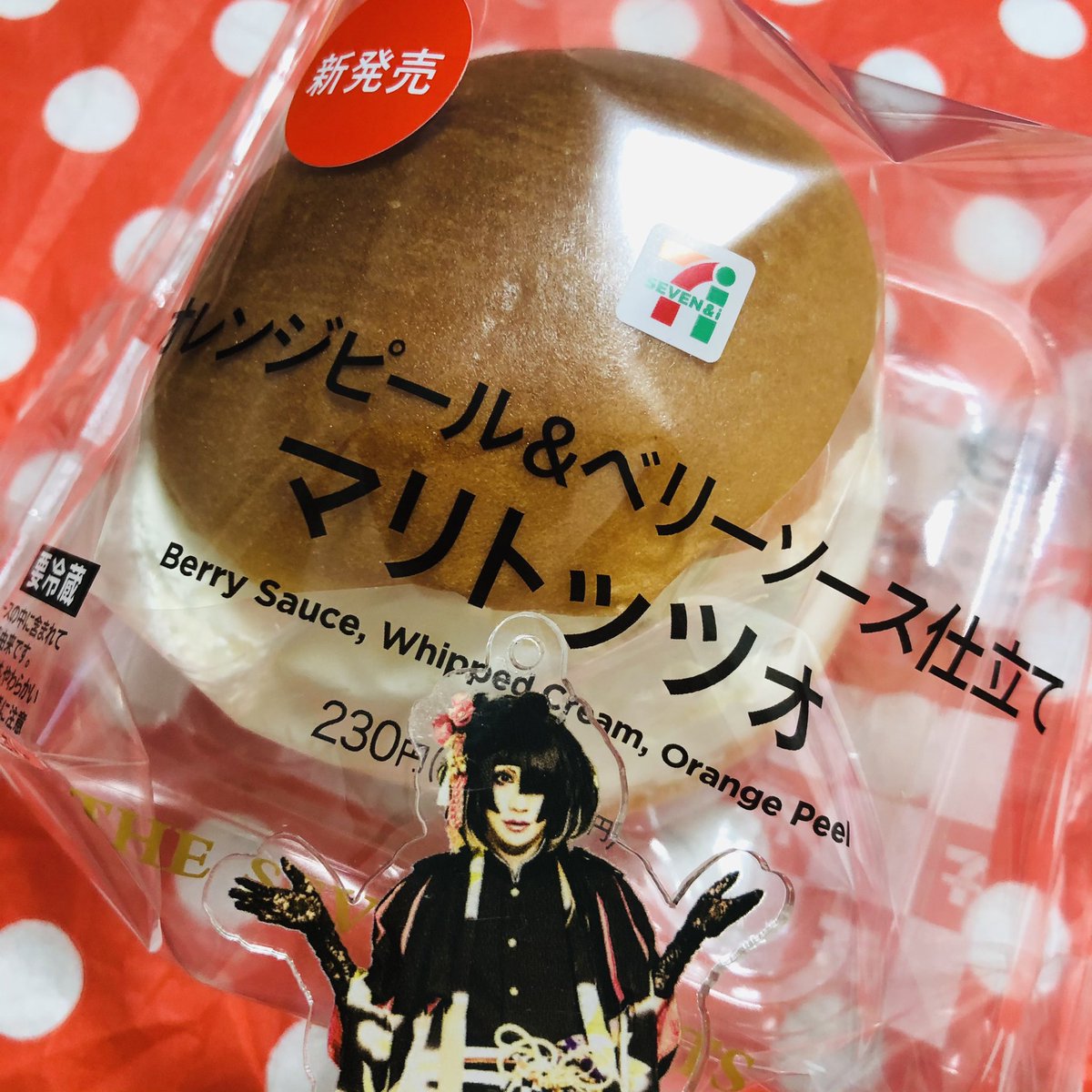 wku_h's tweet photo. 流行りのセブンのマリトッツォ🥰
オレンジピールが美味しい🧡
ふわふわでぺろりですわ😋

#マリトッツォ　#711SEJ #セブンイレブン　#コンビニスイーツ　#セブンスイーツ　#癒しのスイーツ https://t.co/E252dFdX2q