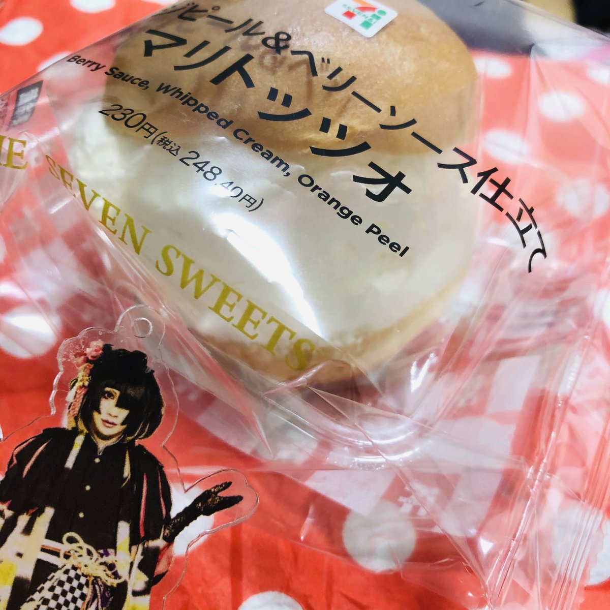wku_h's tweet photo. 流行りのセブンのマリトッツォ🥰
オレンジピールが美味しい🧡
ふわふわでぺろりですわ😋

#マリトッツォ　#711SEJ #セブンイレブン　#コンビニスイーツ　#セブンスイーツ　#癒しのスイーツ https://t.co/E252dFdX2q
