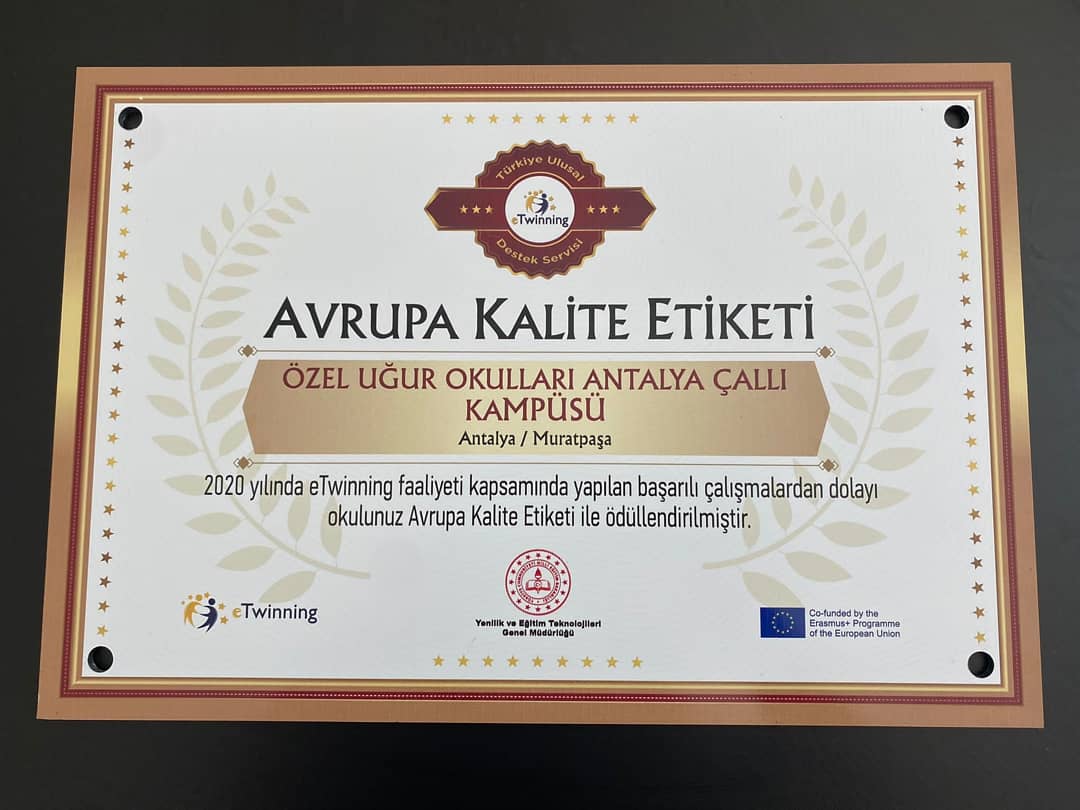 UOCalli's tweet photo. 2020 yılında eTwinning faaliyetleri kapsamında yapılan başarılı çalışmalardan dolayı okulumuz "Avrupa Kalite Etiketi" ile ödüllendirilmiştir. Kampüsümüz adına alınan ödülü İlkokul Zümre Başkanı Seçil Kesdi Kampüs Müdürümüz Sn. Hatice Şenverdi'ye takdim etti.
#UmakesUglobal https://t.co/GNSPG8fdlZ