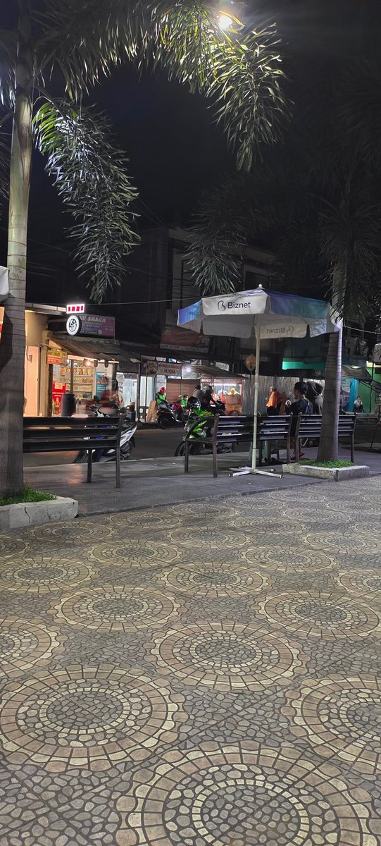 ZeyyGm's tweet photo. Nyari lubang jalan ☕ https://t.co/bb7yXsxRGv