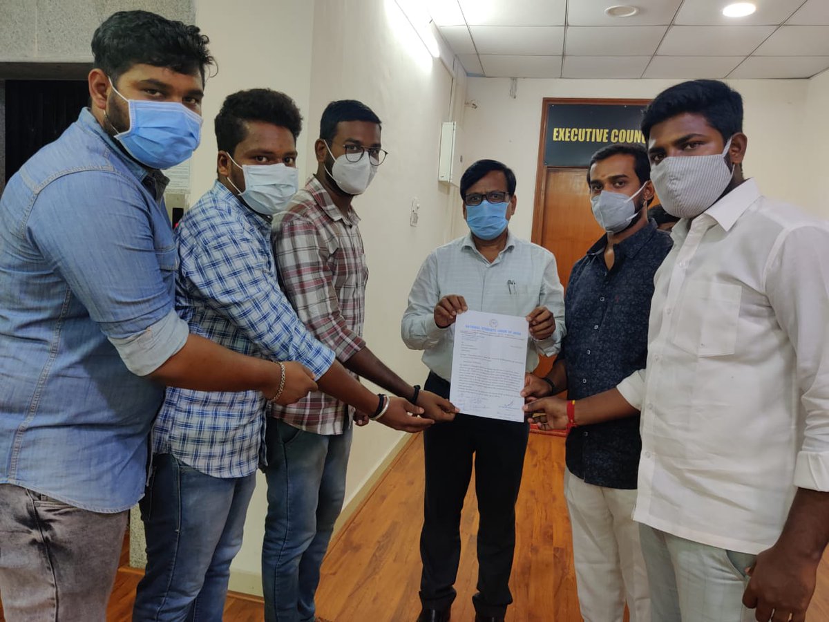 VenkatBalmoor's tweet photo. OU వైస్ ఛాన్సలర్ గారికి అన్నీ పరీక్షలు రద్దు గరించి వినతీ పత్రం ఇవ్వడం జరిగింది... 
మరియు హైోర్టులో పిటిషన్ వేయడం జరింగింది.. ఈ కార్యక్రమంలో @TSNSUI కార్యదర్శి శ్రీకర్, హైదరాబాద్ GS సాయి కుమార్, నర్సా గౌడ్, మణికాంత్, కార్యదర్శి వమ్షి &amp; SM కోఆర్డినేటర్ జెస్సీ పాల్గొన్నారు... https://t.co/8Hs4XG40I3