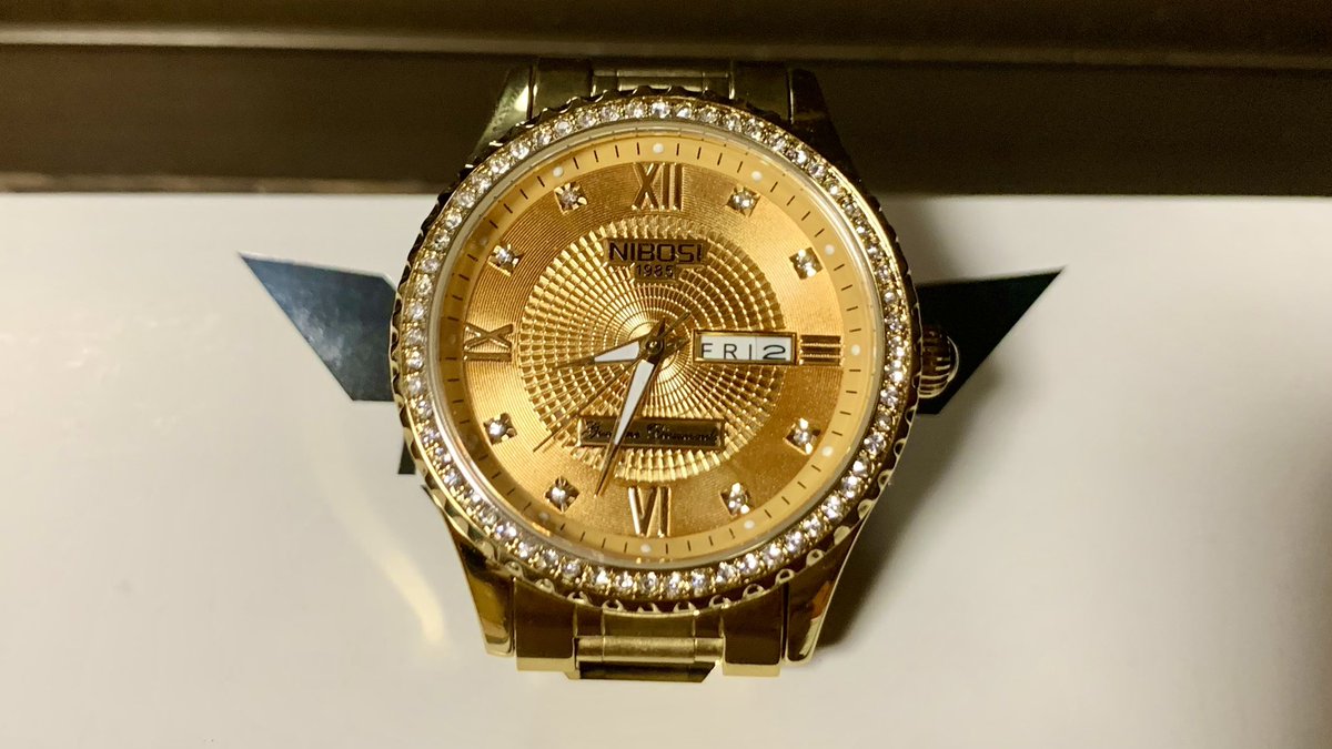 NeoGetty's tweet photo. 来ました!今年の腕時計!
見よ!この金色!ダイヤ風の何かの飾り!
完璧に下品!「NIBOSI」のブランドは伊達じゃない!
これぞ皇帝の一品!
Amazonであと3点あるから皇帝とお揃いにもなれるよ!
#今年の腕時計
#NIBOSI
#高貴 ではない https://t.co/2Rz3eLdSY2
