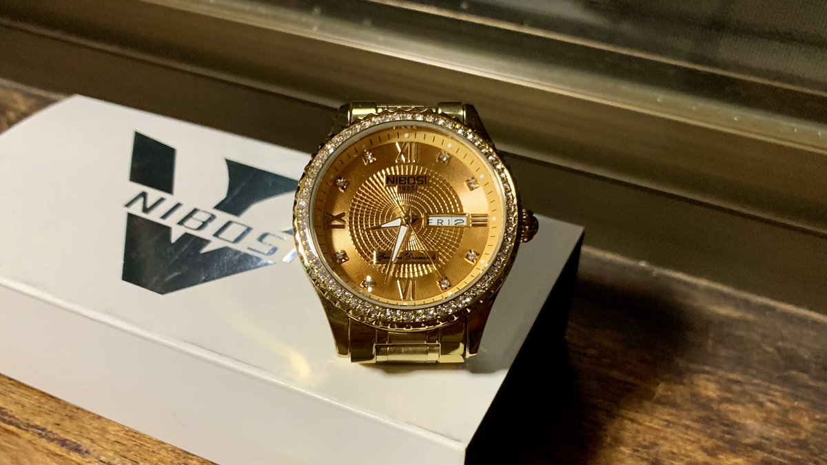 NeoGetty's tweet photo. 来ました!今年の腕時計!
見よ!この金色!ダイヤ風の何かの飾り!
完璧に下品!「NIBOSI」のブランドは伊達じゃない!
これぞ皇帝の一品!
Amazonであと3点あるから皇帝とお揃いにもなれるよ!
#今年の腕時計
#NIBOSI
#高貴 ではない https://t.co/2Rz3eLdSY2