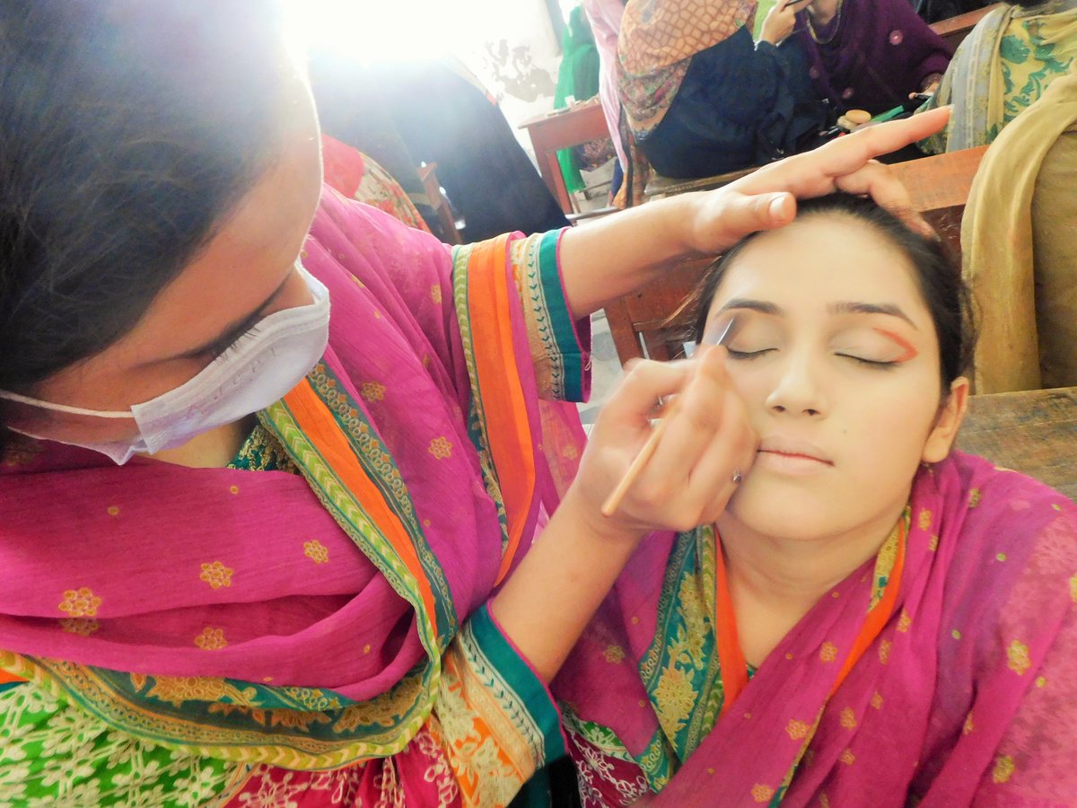 CSC_CEIP's tweet photo. Under the auspices of PWRCDP project, a 5 day Skill Enhancement Training was held for women in Sheikhupura. The training sessions included basic tips of beauty enhancement, various hairstyles, as well as a full bridal makeup tutorial to equip women with essential skill-set. https://t.co/RvtwvcYgPN