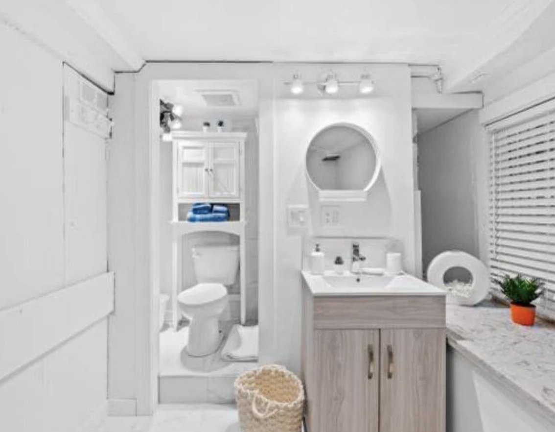 rCanadaHousing's tweet photo. When you can't afford your mortgage but don't have space for a tenant: convert your bathroom into a charming "microstudio." https://t.co/jRkNhfO5pJ