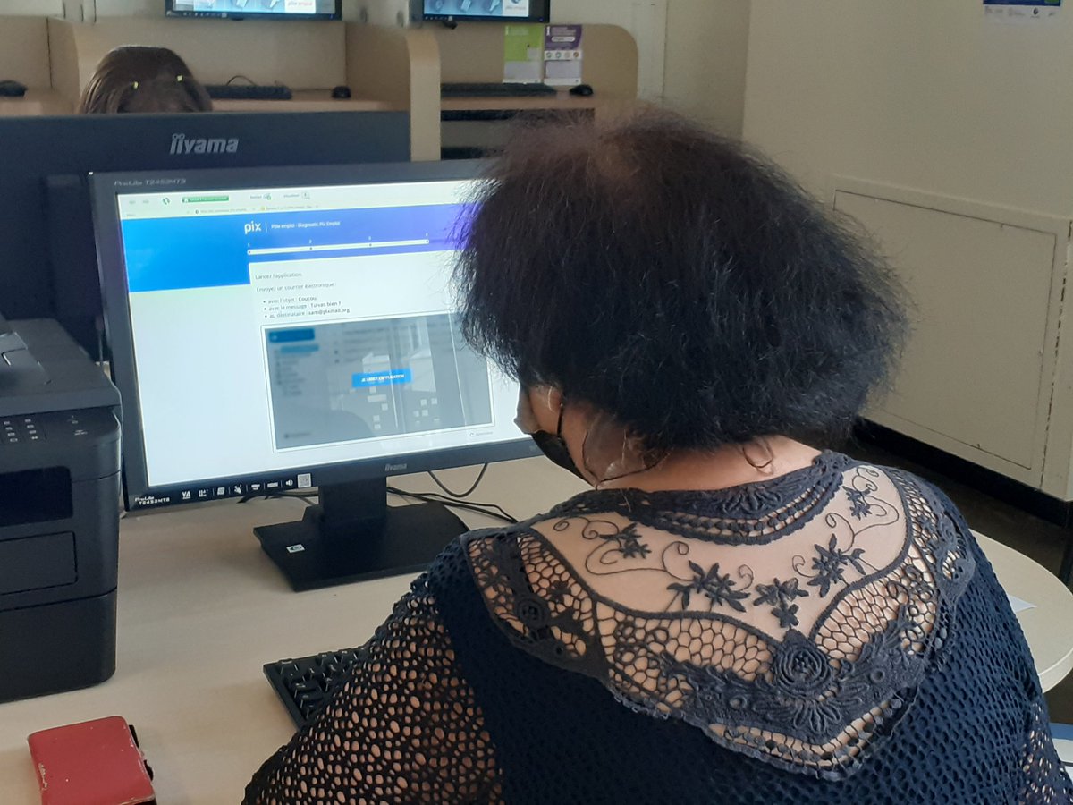 EmmanuelGalais's tweet photo. Ce matin @poleemploi_PDL #Angers Europe un atelier d'#inclusion #numérique avec le Pix #Emploi pour les bénéficiaires du #RSA. Être au plus proche des besoins des habitants de notre quartier #qpv Bravo à @JubinChristophe et les collègues pour les actions proposées  cette semaine https://t.co/DwbpS9R0eq