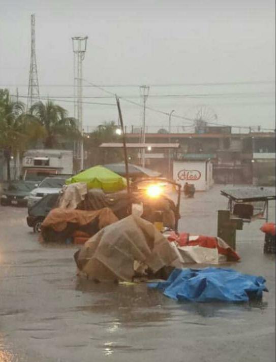churuguara's tweet photo. #2jul Varios sectores de #Aragua inundados luego de las intensas #Lluvias que han caído desde las 9 de la noche del jueves. 
Se reportan inundaciones en La Esmeralda, Av. Intercomunal, Mercado Mayorista, Güerito, entre otros sectores https://t.co/6NT0KT5iI5