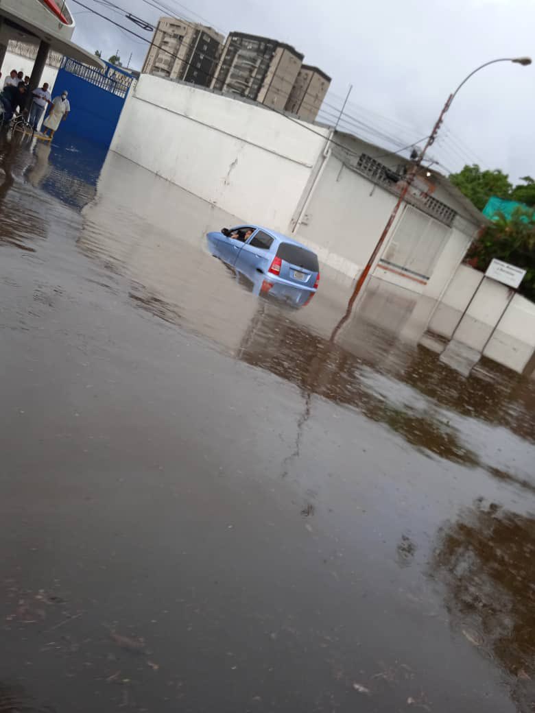 churuguara's tweet photo. #2jul Varios sectores de #Aragua inundados luego de las intensas #Lluvias que han caído desde las 9 de la noche del jueves. 
Se reportan inundaciones en La Esmeralda, Av. Intercomunal, Mercado Mayorista, Güerito, entre otros sectores https://t.co/6NT0KT5iI5