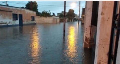 churuguara's tweet photo. #2jul Varios sectores de #Aragua inundados luego de las intensas #Lluvias que han caído desde las 9 de la noche del jueves. 
Se reportan inundaciones en La Esmeralda, Av. Intercomunal, Mercado Mayorista, Güerito, entre otros sectores https://t.co/6NT0KT5iI5